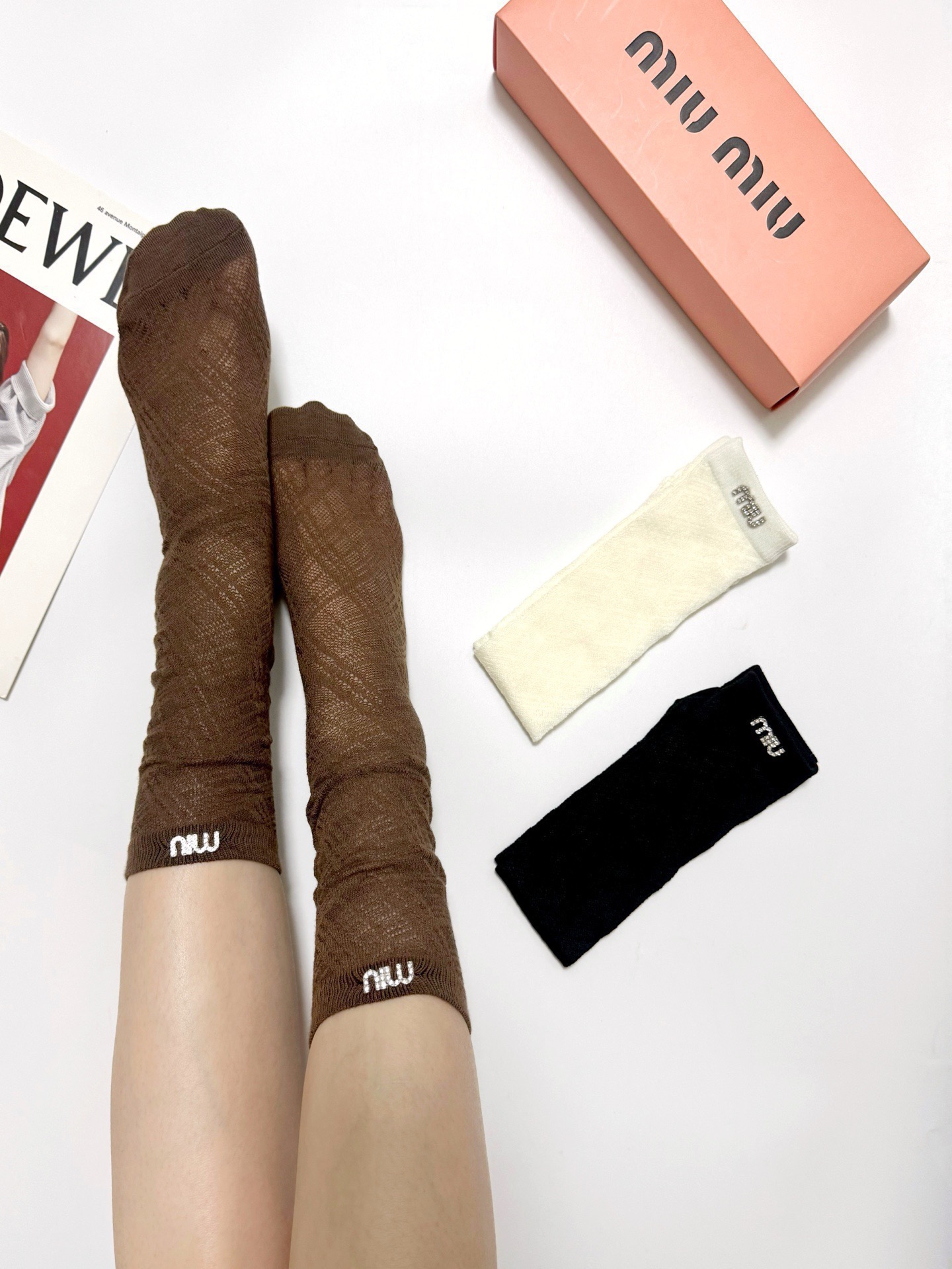 NO:940960,Comes with packaging [3 pairs in a box] miumiu classic letter logo mid-calf stockings, fishnet stockings, mid-calf stockings, calf socks, an ins hot hit!  It’s on sale at the counter and it’s so explosive!  Super high quality!  A classic that never goes out of style!  A must-have for fashionistas, the quality of counter purchases is great and easy to wear!  Recommended, recommended, recommended ~ ~ must-have small items!  !  socks, stockings, socks, miumiu, socks19860909配包装【一盒3 双】 miumiu 缪缪 经典字母logo中筒丝袜 网袜中筒袜 小腿袜 ins爆款！专柜在售ing 好看到爆炸 ！超高品质！经典不过时！潮人必不能少的专柜代购品质 ,巨好穿！推荐推荐推荐～～必入小单品！！袜子,丝袜,袜子,miumiu,socks,accessory