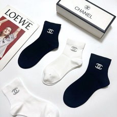 配包装 🌟【一盒4 双】 🌟Chanel 香奈儿 经典字母logo 透气纯棉中筒袜 ,重工配饰,ins超火爆红人同款, 配包装 🌟【一盒4 双】 🌟Chanel 香奈儿 经典字母logo 透气纯棉中筒袜 ,重工配饰,ins超火爆红人同款,