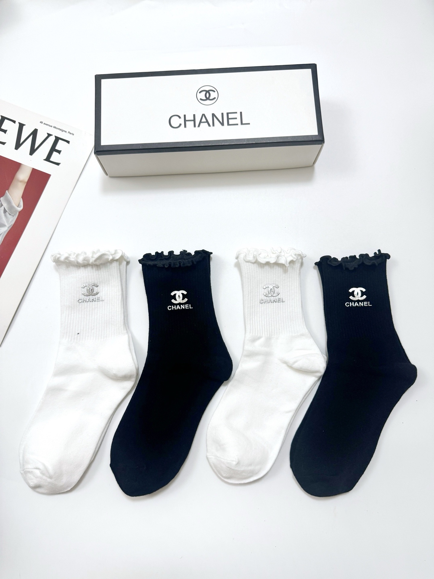 NO:940940,Comes with packaging [4 pairs in a box] Chanel Chanel classic solid color letter logo pure cotton fungus mid-calf socks, an ins hot hit!  The counter is selling ing original goods!  High version ~ nice to see the explosion!  The counter-purchased quality socks are essential for cool girls and trendy people. They look super classy when paired together and are extremely fashionable~~ Recommended, recommended, recommended~~ A must-have fashionable item!  !  socks, stockings, socks, chanel, chanel, socks19860909配包装【一盒4双】 Chanel 香奈儿 经典纯色 字母logo 纯棉木耳边中筒袜 ins爆款！专柜在售ing 原单货！高版本 ～好看到爆炸 ！酷妹潮人必不能少的专柜代购品质 袜子 ,搭配起来超高逼格 时髦度爆表啊啊啊啊～～推荐推荐推荐～～必入时髦小单品！！袜子,丝袜,袜子,chanel,chanel,socks,accessory