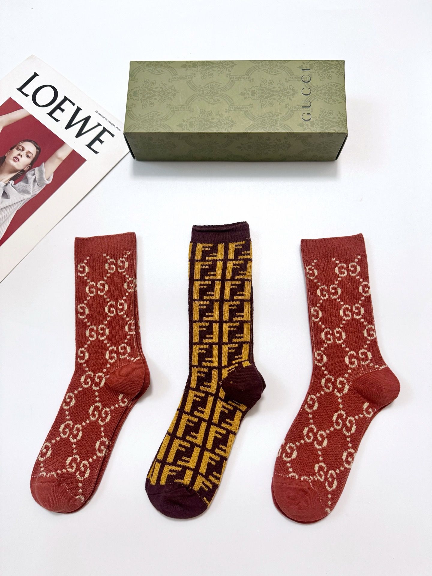 NO:941003,Comes with packaging [3 pairs in a box] Gucci Gucci/Fendi Fendi popular classic letters mid-calf socks New Year's socks double-needle knitted material, super perfect combination, classic style, simultaneous sale at counters, popular ins small items, a must-have for fashionistas, versatile colors Socks, stockings, socks, fendi, fendi, gucci, socks19860909配包装【一盒3 双】 Gucci 古琦 /Fendi 芬迪 爆款经典字母 中筒袜 年袜 双针针织材质,超完美结合,款式经典,专柜同步发售,ins爆火小单品,潮人必备,颜色百搭 袜子,丝袜,袜子,fendi,fendi,gucci,socks,accessory