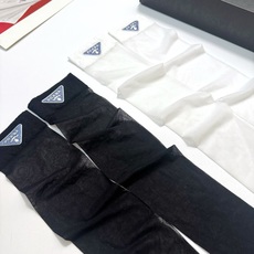 配包装 🌟【一盒2 双】 🌟Prada 普拉达 经典字母logo中筒丝袜 小腿袜 🌟ins爆款!专柜在售ing 🌟好看 配包装 🌟【一盒2 双】 🌟Prada 普拉达 经典字母logo中筒丝袜 小腿袜 🌟ins爆款!专柜在售ing 🌟好看
