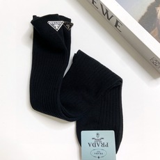 配包装 🌟【一盒一双】 🌟Prada 普拉达 经典字母logo纯棉长筒袜 小腿袜 🌟重工装饰个性时尚 🌟ins爆款!专 配包装 🌟【一盒一双】 🌟Prada 普拉达 经典字母logo纯棉长筒袜 小腿袜 🌟重工装饰个性时尚 🌟ins爆款!专
