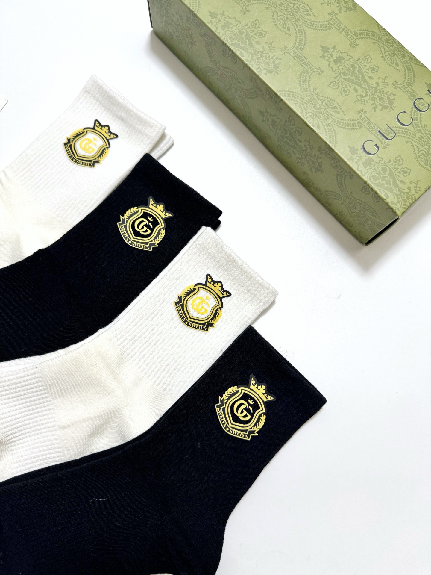 配包装 🌟【一盒4 双】 🌟Gucci 古琦 经典字母logo纯棉中筒袜   🌟ins爆款！专柜在售ing 🌟好看到爆炸