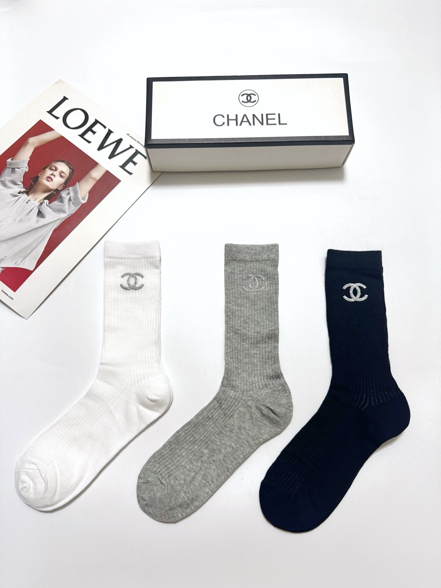 NO:940964,Comes with packaging [3 pairs in a box] Chanel Chanel classic letter logo breathable pure cotton thin mid-calf socks, heavy industry accessories, the same style as the super popular celebrity in ins, exquisite fabrics, a must-have for fashionistas, classic color matching, personalized fashionable and versatile, you deserve it Socks, stockings, socks, chanel, chanel, socks19860909配包装【一盒3双】 Chanel 香奈儿 经典字母logo 透气纯棉薄款中筒袜 ,重工配饰,ins超火爆红人同款,精美 面料,潮人必备 ,经典配色 个性时尚百搭款,你值得拥有哦袜子,丝袜,袜子,chanel,chanel,socks,accessory
