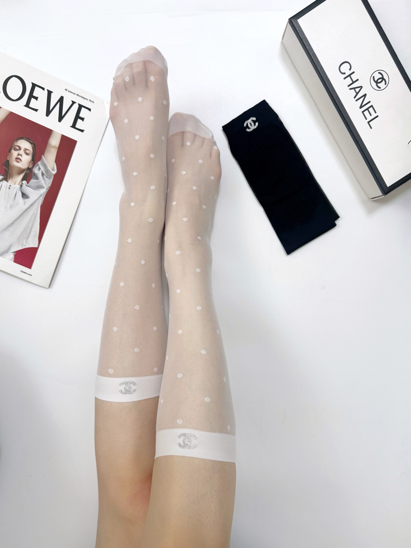 NO:940969,Comes with packaging [2 pairs in a box] Chanel Chanel classic double C letter logo polka dot mid-calf stockings calf socks ins hot style!  It’s on sale at the counter and it’s so explosive!  Super high quality!  A classic that never goes out of style!  A must-have for fashionistas, the quality of counter purchases is great and easy to wear!  Recommended, recommended, recommended ~ ~ must-have small items!  !  socks, stockings, socks, chanel, chanel, socks19860909配包装【一盒2 双】 Chanel 香奈儿 经典双C字母logo波点 中筒丝袜 小腿袜 ins爆款！专柜在售ing 好看到爆炸 ！超高品质！经典不过时！潮人必不能少的专柜代购品质 ,巨好穿！推荐推荐推荐～～必入小单品！！袜子,丝袜,袜子,chanel,chanel,socks,accessory