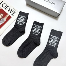 配包装 🌟【一盒3双】 🌟巴黎世家 balenciaga 经典字母logo纯棉中筒袜 🌟重工装饰个性时尚 🌟ins爆 配包装 🌟【一盒3双】 🌟巴黎世家 balenciaga 经典字母logo纯棉中筒袜 🌟重工装饰个性时尚 🌟ins爆