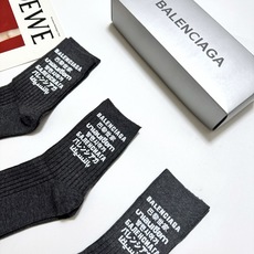 配包装 🌟【一盒3双】 🌟巴黎世家 balenciaga 经典字母logo纯棉中筒袜 🌟重工装饰个性时尚 🌟ins爆 配包装 🌟【一盒3双】 🌟巴黎世家 balenciaga 经典字母logo纯棉中筒袜 🌟重工装饰个性时尚 🌟ins爆
