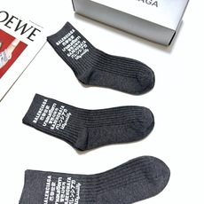 配包装 🌟【一盒3双】 🌟巴黎世家 balenciaga 经典字母logo纯棉中筒袜 🌟重工装饰个性时尚 🌟ins爆 配包装 🌟【一盒3双】 🌟巴黎世家 balenciaga 经典字母logo纯棉中筒袜 🌟重工装饰个性时尚 🌟ins爆