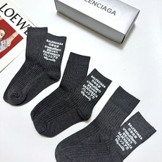 配包装 🌟【一盒3双】 🌟巴黎世家 balenciaga 经典字母logo纯棉中筒袜 🌟重工装饰个性时尚 🌟ins爆 配包装 🌟【一盒3双】 🌟巴黎世家 balenciaga 经典字母logo纯棉中筒袜 🌟重工装饰个性时尚 🌟ins爆
