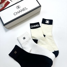 配包装 🌟【一盒4 双】 🌟Chanel 香奈儿 经典纯色 字母logo 纯棉中筒袜 🌟ins爆款!专柜在售ing 🌟 配包装 🌟【一盒4 双】 🌟Chanel 香奈儿 经典纯色 字母logo 纯棉中筒袜 🌟ins爆款!专柜在售ing 🌟
