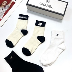配包装 🌟【一盒4 双】 🌟Chanel 香奈儿 经典纯色 字母logo 纯棉中筒袜 🌟ins爆款!专柜在售ing 🌟 配包装 🌟【一盒4 双】 🌟Chanel 香奈儿 经典纯色 字母logo 纯棉中筒袜 🌟ins爆款!专柜在售ing 🌟
