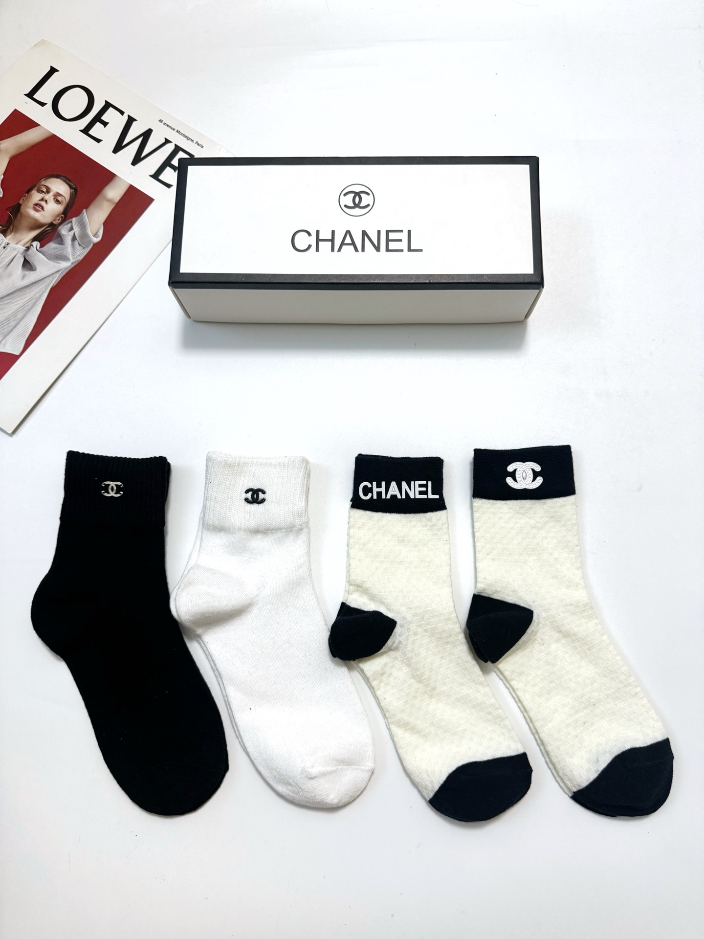 NO:940995,Comes with packaging [4 pairs in a box] Chanel Chanel classic solid color letter logo pure cotton mid-calf socks, an ins hot hit!  The counter is selling ing original goods!  High version ~ nice to see the explosion!  The counter-purchased quality socks are essential for cool girls and trendy people. They look super classy when paired together and are extremely fashionable~~ Recommended, recommended, recommended~~ A must-have fashionable item!  !  socks, stockings, socks, chanel, chanel, socks19860909配包装【一盒4 双】 Chanel 香奈儿 经典纯色 字母logo 纯棉中筒袜 ins爆款！专柜在售ing 原单货！高版本 ～好看到爆炸 ！酷妹潮人必不能少的专柜代购品质 袜子 ,搭配起来超高逼格 时髦度爆表啊啊啊啊～～推荐推荐推荐～～必入时髦小单品！！袜子,丝袜,袜子,chanel,chanel,socks,accessory