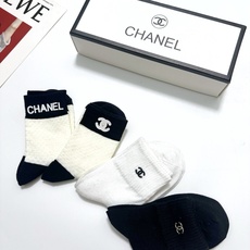 配包装 🌟【一盒4 双】 🌟Chanel 香奈儿 经典纯色 字母logo 纯棉中筒袜 🌟ins爆款!专柜在售ing 🌟 配包装 🌟【一盒4 双】 🌟Chanel 香奈儿 经典纯色 字母logo 纯棉中筒袜 🌟ins爆款!专柜在售ing 🌟