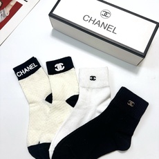 配包装 🌟【一盒4 双】 🌟Chanel 香奈儿 经典纯色 字母logo 纯棉中筒袜 🌟ins爆款!专柜在售ing 🌟 配包装 🌟【一盒4 双】 🌟Chanel 香奈儿 经典纯色 字母logo 纯棉中筒袜 🌟ins爆款!专柜在售ing 🌟