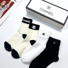 配包装 🌟【一盒4 双】 🌟Chanel 香奈儿 经典纯色 字母logo 纯棉中筒袜 🌟ins爆款!专柜在售ing 🌟 配包装 🌟【一盒4 双】 🌟Chanel 香奈儿 经典纯色 字母logo 纯棉中筒袜 🌟ins爆款!专柜在售ing 🌟