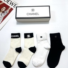 配包装 🌟【一盒4 双】 🌟Chanel 香奈儿 经典纯色 字母logo 纯棉中筒袜 🌟ins爆款!专柜在售ing 🌟 配包装 🌟【一盒4 双】 🌟Chanel 香奈儿 经典纯色 字母logo 纯棉中筒袜 🌟ins爆款!专柜在售ing 🌟