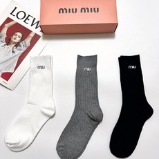 配包装 🌟【一盒3 双】 🌟miumiu 缪缪 爆款字母logo中筒袜 小腿袜🔥纯棉混纺材质,超完美配色,款式经典,专柜 配包装 🌟【一盒3 双】 🌟miumiu 缪缪 爆款字母logo中筒袜 小腿袜🔥纯棉混纺材质,超完美配色,款式经典,专柜