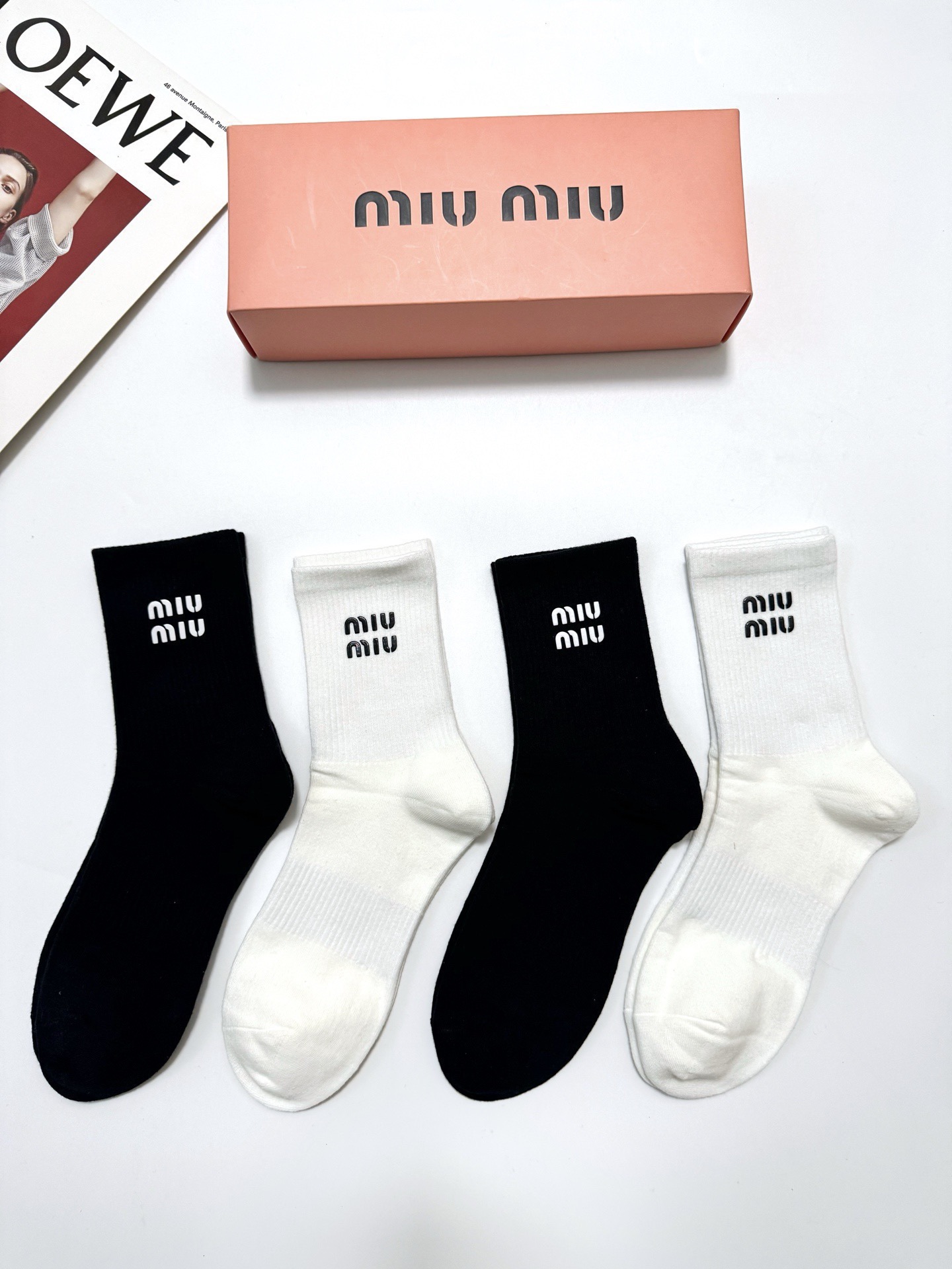 配包装 🌟【一盒4 双】 🌟缪缪 miumiu 经典字母logo纯棉中筒袜 🌟ins爆款!专柜在售ing 🌟好看到爆 配包装 🌟【一盒4 双】 🌟缪缪 miumiu 经典字母logo纯棉中筒袜 🌟ins爆款!专柜在售ing 🌟好看到爆