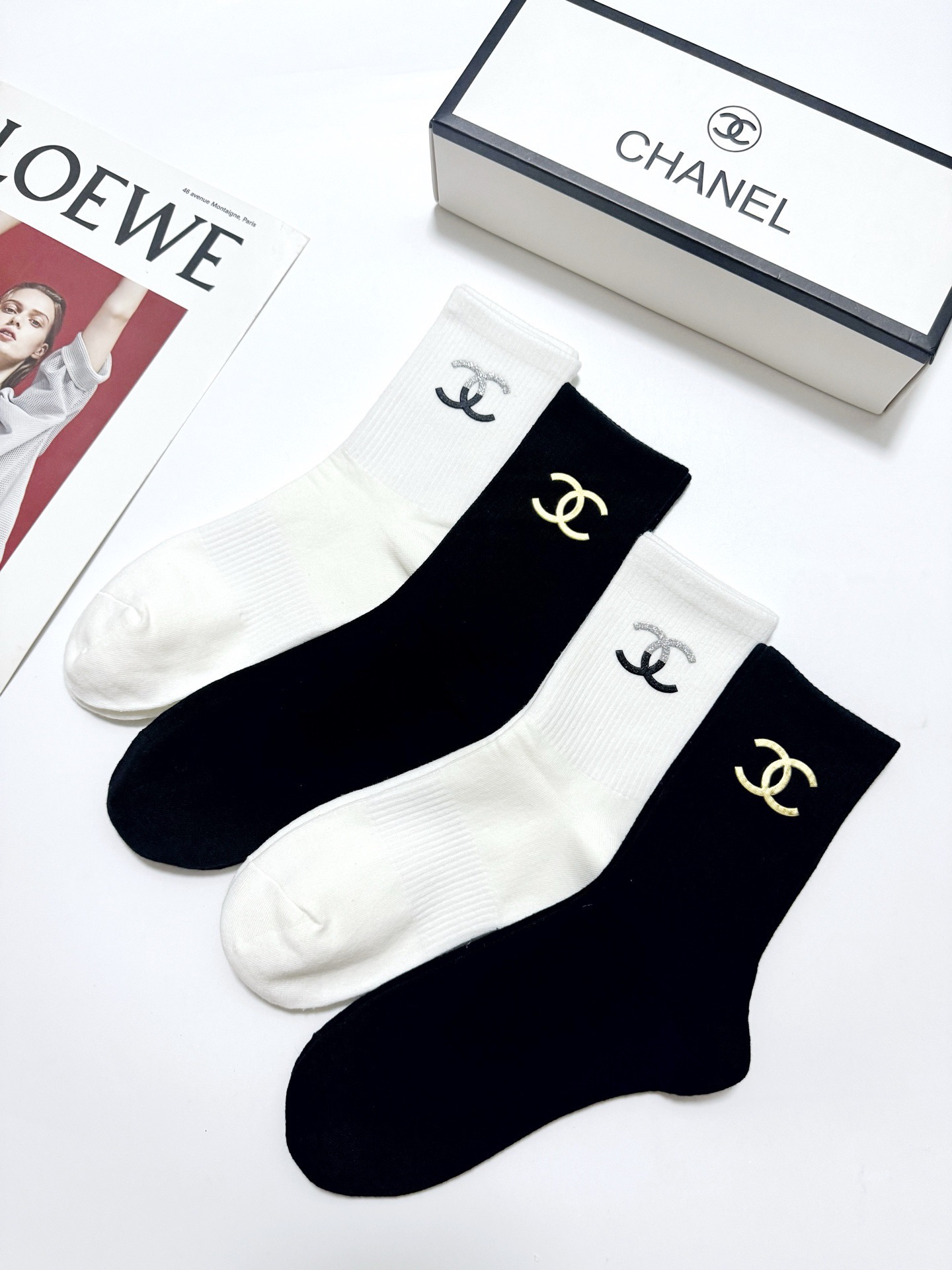 配包装 🌟【一盒4 双】 🌟Chanel 香奈儿 经典字母logo纯棉中筒袜   🌟ins爆款！专柜在售ing 🌟好看到