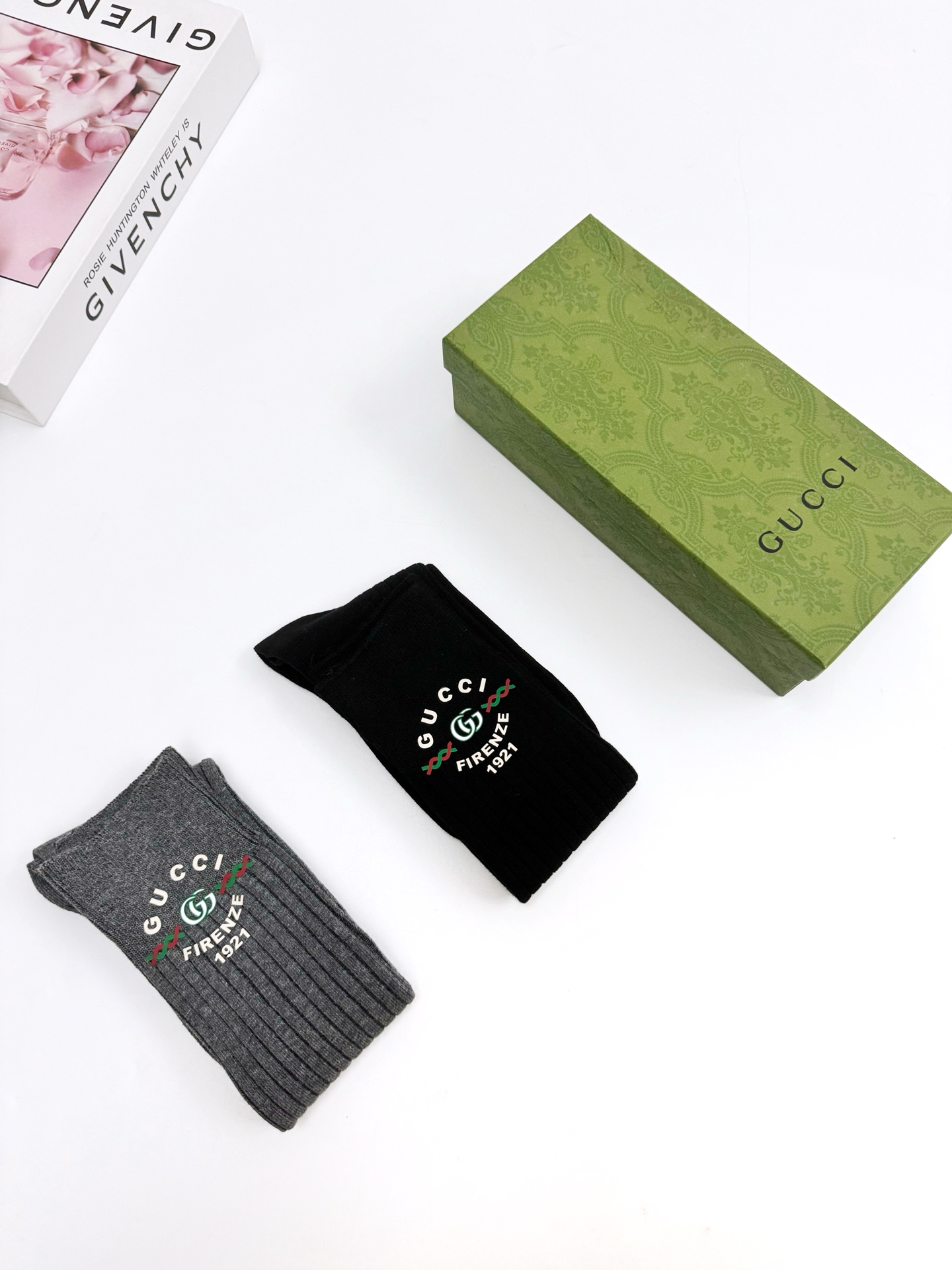 配包装 🌟【一盒一双】 🌟Gucci 古琦 经典字母logo纯棉长筒袜 小腿袜 🌟重工装饰个性时尚 🌟ins爆款!专 配包装 🌟【一盒一双】 🌟Gucci 古琦 经典字母logo纯棉长筒袜 小腿袜 🌟重工装饰个性时尚 🌟ins爆款!专