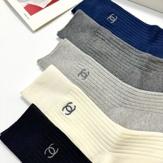 配包装 🌟【一盒5双】 🌟Chanel 香奈儿 经典字母 logo双针针织 纯棉 中筒袜 !超级软糯亲肤! 🌟ins爆 配包装 🌟【一盒5双】 🌟Chanel 香奈儿 经典字母 logo双针针织 纯棉 中筒袜 !超级软糯亲肤! 🌟ins爆