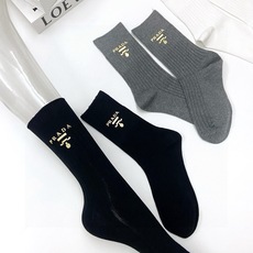 配包装 🌟【一盒3 双】 🌟Prada 普拉达经典字母logo 纯棉中筒袜 小腿袜 🌟ins爆款!专柜在售ing 🌟好 配包装 🌟【一盒3 双】 🌟Prada 普拉达经典字母logo 纯棉中筒袜 小腿袜 🌟ins爆款!专柜在售ing 🌟好