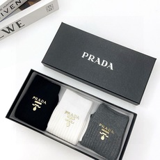 配包装 🌟【一盒3 双】 🌟Prada 普拉达经典字母logo 纯棉中筒袜 小腿袜 🌟ins爆款!专柜在售ing 🌟好 配包装 🌟【一盒3 双】 🌟Prada 普拉达经典字母logo 纯棉中筒袜 小腿袜 🌟ins爆款!专柜在售ing 🌟好