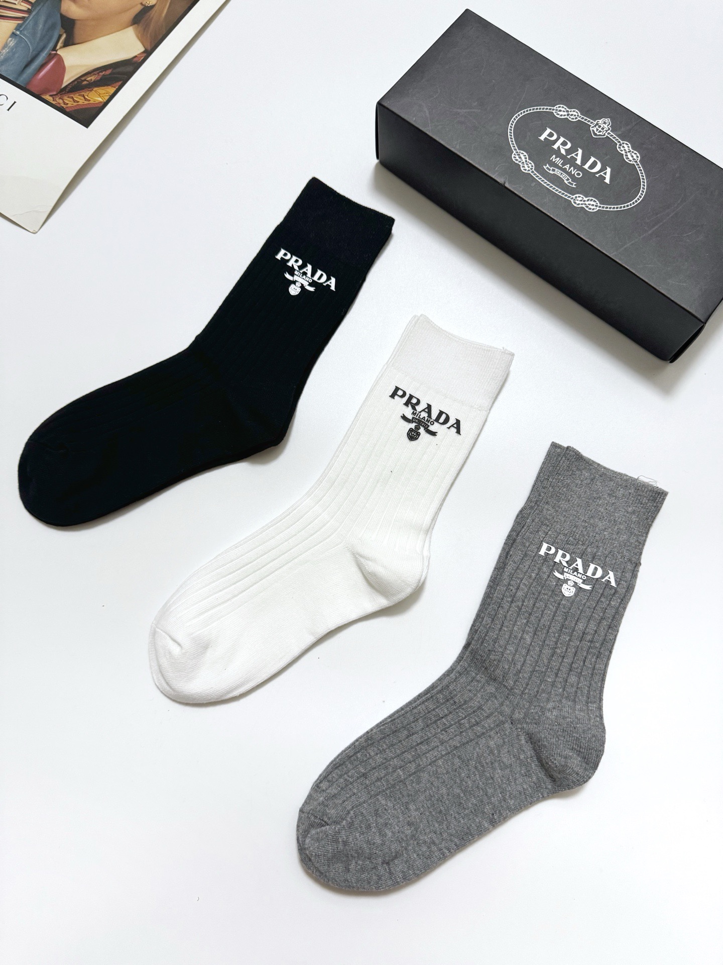 配包装 🌟【一盒3 双】 🌟 Prada 经典字母logo纯棉 中筒袜   🌟经典配色个性时尚 🌟ins爆款！专柜在售i