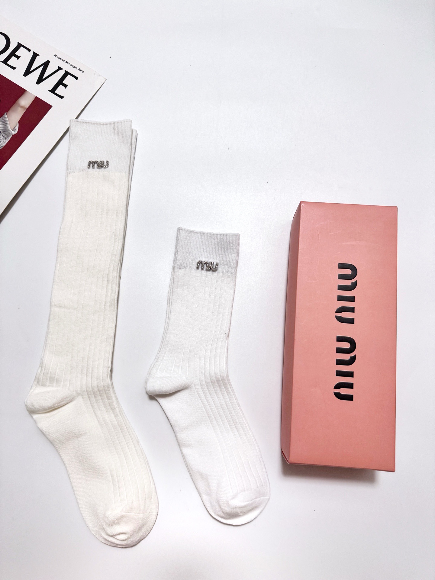 配包装 🌟【一盒2双】 🌟缪缪 miumiu 经典字母logo 纯棉高筒袜/中筒袜 ,ins超火爆小腿袜,纯棉面料 配包装 🌟【一盒2双】 🌟缪缪 miumiu 经典字母logo 纯棉高筒袜/中筒袜 ,ins超火爆小腿袜,纯棉面料