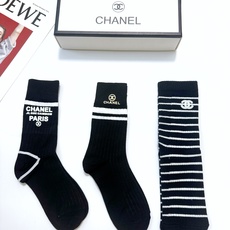 配包装 🌟【一盒3双】 🌟Chanel 香奈儿 经典字母logo 纯棉中筒袜 ,ins超火爆小腿袜,纯棉面料,潮人 配包装 🌟【一盒3双】 🌟Chanel 香奈儿 经典字母logo 纯棉中筒袜 ,ins超火爆小腿袜,纯棉面料,潮人
