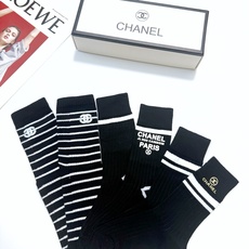 配包装 🌟【一盒3双】 🌟Chanel 香奈儿 经典字母logo 纯棉中筒袜 ,ins超火爆小腿袜,纯棉面料,潮人 配包装 🌟【一盒3双】 🌟Chanel 香奈儿 经典字母logo 纯棉中筒袜 ,ins超火爆小腿袜,纯棉面料,潮人