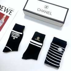 配包装 🌟【一盒3双】 🌟Chanel 香奈儿 经典字母logo 纯棉中筒袜 ,ins超火爆小腿袜,纯棉面料,潮人 配包装 🌟【一盒3双】 🌟Chanel 香奈儿 经典字母logo 纯棉中筒袜 ,ins超火爆小腿袜,纯棉面料,潮人