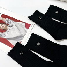 配包装 🌟【一盒2 双】 🌟Chanel 香奈儿 经典字母logo ins超火爆中筒袜,纯棉面料,潮人必备 ,经典配色 配包装 🌟【一盒2 双】 🌟Chanel 香奈儿 经典字母logo ins超火爆中筒袜,纯棉面料,潮人必备 ,经典配色
