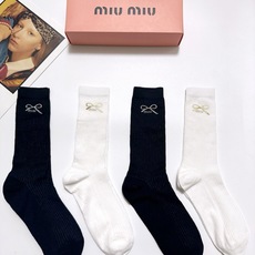 配包装 🌟【一盒4 双】 🌟缪缪 miumiu 经典字母logo 超薄无骨中筒袜,纯棉 条纹小腿袜 堆堆袜 🌟ins爆 配包装 🌟【一盒4 双】 🌟缪缪 miumiu 经典字母logo 超薄无骨中筒袜,纯棉 条纹小腿袜 堆堆袜 🌟ins爆
