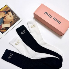 配包装 🌟【一盒4 双】 🌟缪缪 miumiu 经典字母logo 超薄无骨中筒袜,纯棉 条纹小腿袜 堆堆袜 🌟ins爆 配包装 🌟【一盒4 双】 🌟缪缪 miumiu 经典字母logo 超薄无骨中筒袜,纯棉 条纹小腿袜 堆堆袜 🌟ins爆