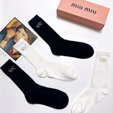 配包装 🌟【一盒4 双】 🌟缪缪 miumiu 经典字母logo 超薄无骨中筒袜,纯棉 条纹小腿袜 堆堆袜 🌟ins爆 配包装 🌟【一盒4 双】 🌟缪缪 miumiu 经典字母logo 超薄无骨中筒袜,纯棉 条纹小腿袜 堆堆袜 🌟ins爆
