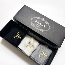 配包装 🌟【一盒3 双】 🌟Prada 普拉达 经典字母logo 超薄透气中筒袜 ,ins超火爆空调袜,潮人必备 ,经 配包装 🌟【一盒3 双】 🌟Prada 普拉达 经典字母logo 超薄透气中筒袜 ,ins超火爆空调袜,潮人必备 ,经