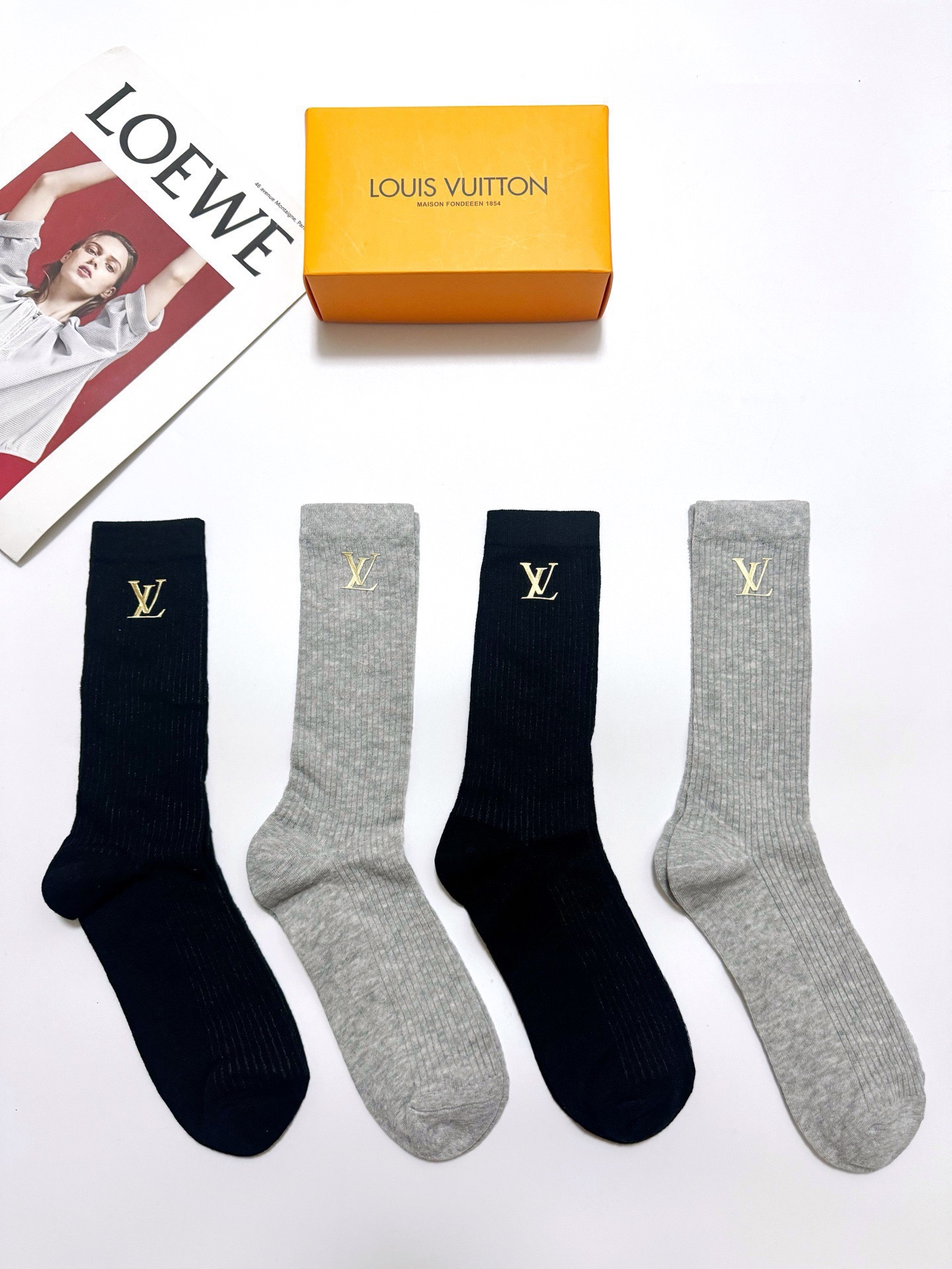 配包装 🌟【一盒4 双】 🌟LV 路易威登 爆款字母logo中筒袜 小腿袜🔥纯棉混纺材质,超完美配色,款式经典,专柜同步 配包装 🌟【一盒4 双】 🌟LV 路易威登 爆款字母logo中筒袜 小腿袜🔥纯棉混纺材质,超完美配色,款式经典,专柜同步