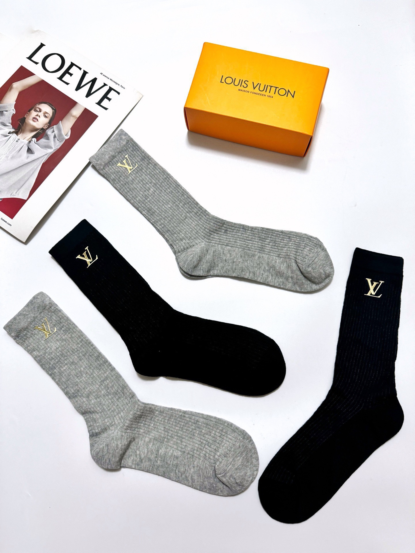 配包装 🌟【一盒4 双】 🌟LV 路易威登 爆款字母logo中筒袜 小腿袜🔥纯棉混纺材质,超完美配色,款式经典,专柜同步 配包装 🌟【一盒4 双】 🌟LV 路易威登 爆款字母logo中筒袜 小腿袜🔥纯棉混纺材质,超完美配色,款式经典,专柜同步