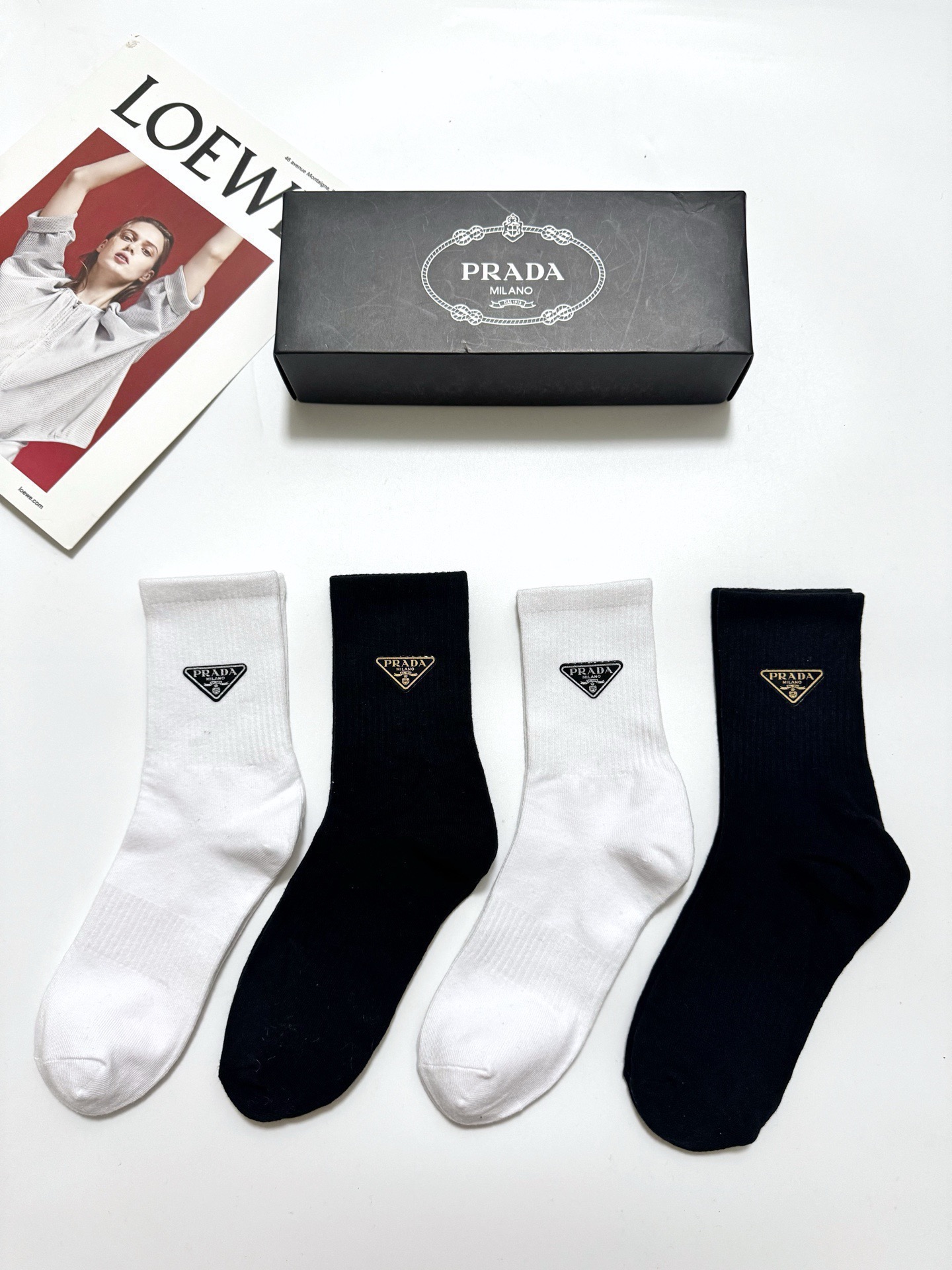 配包装 🌟【一盒4 双】 🌟Prada 普拉达 经典字母logo纯棉中筒袜 🌟ins爆款!专柜在售ing 🌟好看到爆 配包装 🌟【一盒4 双】 🌟Prada 普拉达 经典字母logo纯棉中筒袜 🌟ins爆款!专柜在售ing 🌟好看到爆