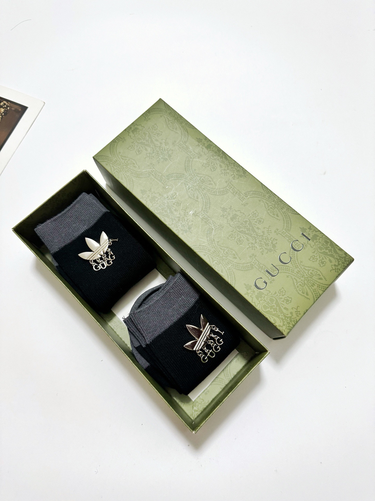 配包装 🌟【一盒2 双】 🌟Gucci 古琦 经典字母logo 纯棉中筒袜 ,ins超火爆短袜,纯棉面料,潮人必 配包装 🌟【一盒2 双】 🌟Gucci 古琦 经典字母logo 纯棉中筒袜 ,ins超火爆短袜,纯棉面料,潮人必