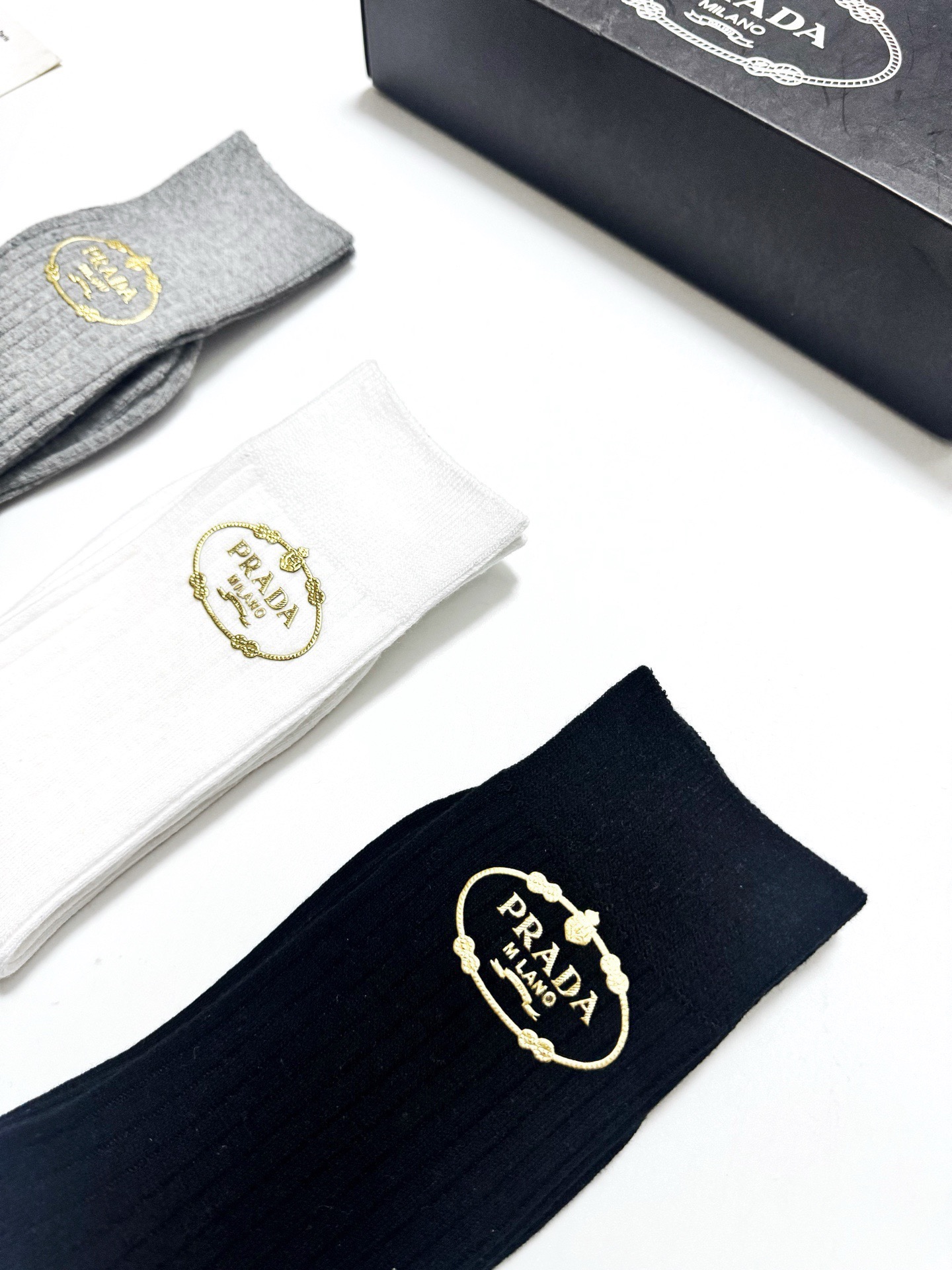 配包装 🌟【一盒3 双】 🌟 Prada 经典字母logo纯棉 中筒袜   🌟经典配色个性时尚 🌟ins爆款！专柜在售i