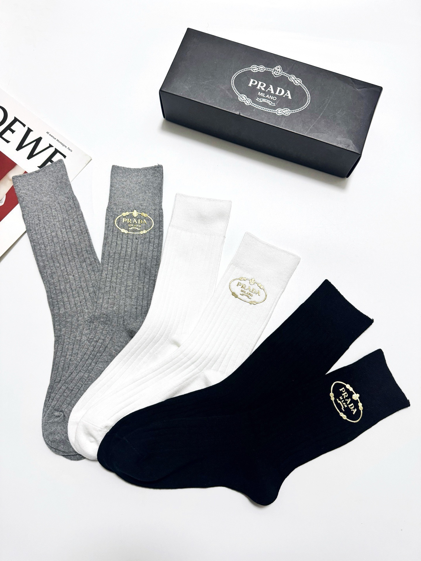 配包装 🌟【一盒3 双】 🌟 Prada 经典字母logo纯棉 中筒袜   🌟经典配色个性时尚 🌟ins爆款！专柜在售i