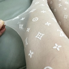 配包装 【一盒一双】🌟LV路易·威登经典植绒老化字母丝袜 🌟好看到爆炸 ,欧美大牌丝袜🔥一比一高版本制作,可以看得到的工 配包装 【一盒一双】🌟LV路易·威登经典植绒老化字母丝袜 🌟好看到爆炸 ,欧美大牌丝袜🔥一比一高版本制作,可以看得到的工