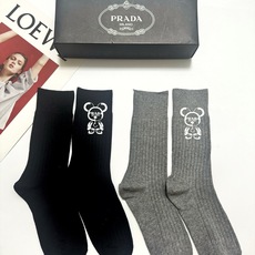 配包装 🌟【一盒2双】 🌟Prada 普拉达 经典字母logo纯棉中筒袜 🌟ins爆款!专柜在售ing 🌟好看到爆炸 配包装 🌟【一盒2双】 🌟Prada 普拉达 经典字母logo纯棉中筒袜 🌟ins爆款!专柜在售ing 🌟好看到爆炸
