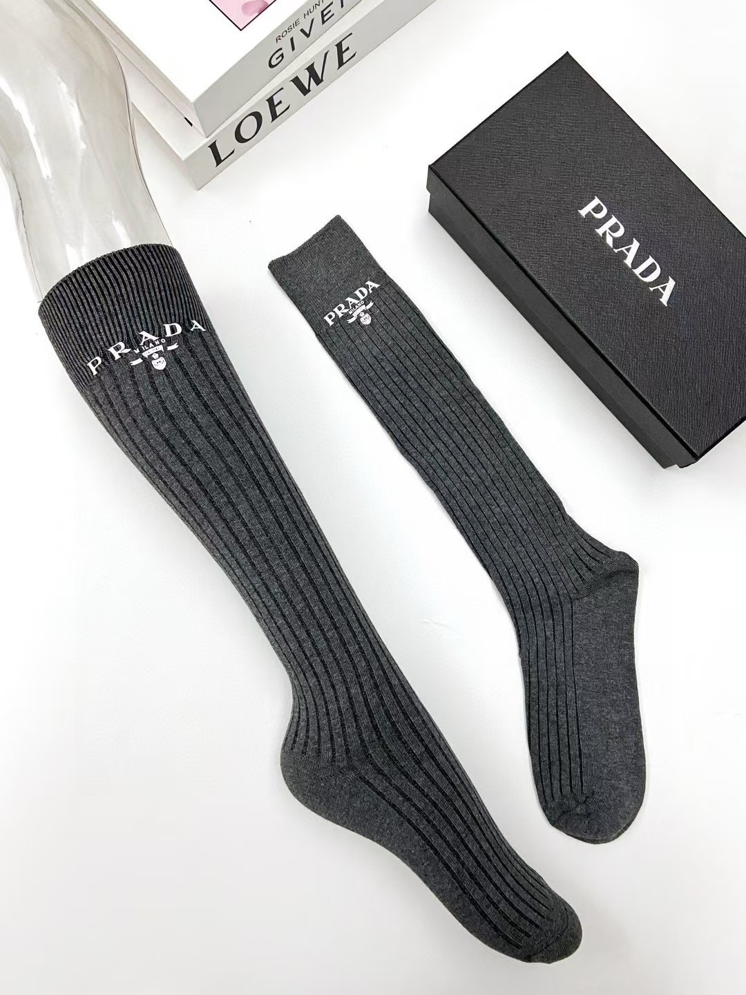 配包装 🌟【一盒一双】 🌟Prada 普拉达 经典字母logo纯棉长筒袜  小腿袜 🌟重工装饰个性时尚 🌟ins爆款！专