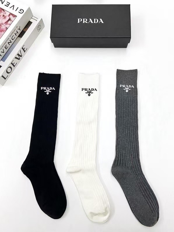 配包装 🌟【一盒一双】 🌟Prada 普拉达 经典字母logo纯棉长筒袜  小腿袜 🌟重工装饰个性时尚 🌟ins爆款！专