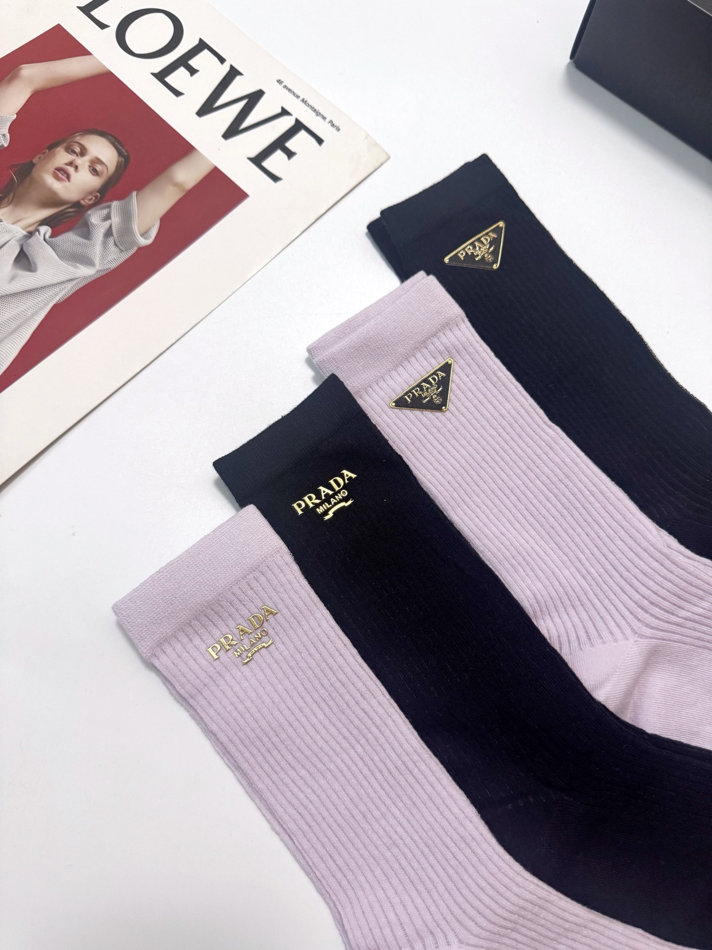 配包装 🌟【一盒4双】  🌟Prada 普拉达 经典字母logo 超薄透气中筒袜 ，ins超火爆空调袜，潮人必备 ，经典