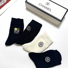 配包装 🌟【一盒4 双】 🌟Chanel 香奈儿/罗意威 经典字母logo 羊绒 中筒袜 ,ins超火爆短袜,软糯 配包装 🌟【一盒4 双】 🌟Chanel 香奈儿/罗意威 经典字母logo 羊绒 中筒袜 ,ins超火爆短袜,软糯