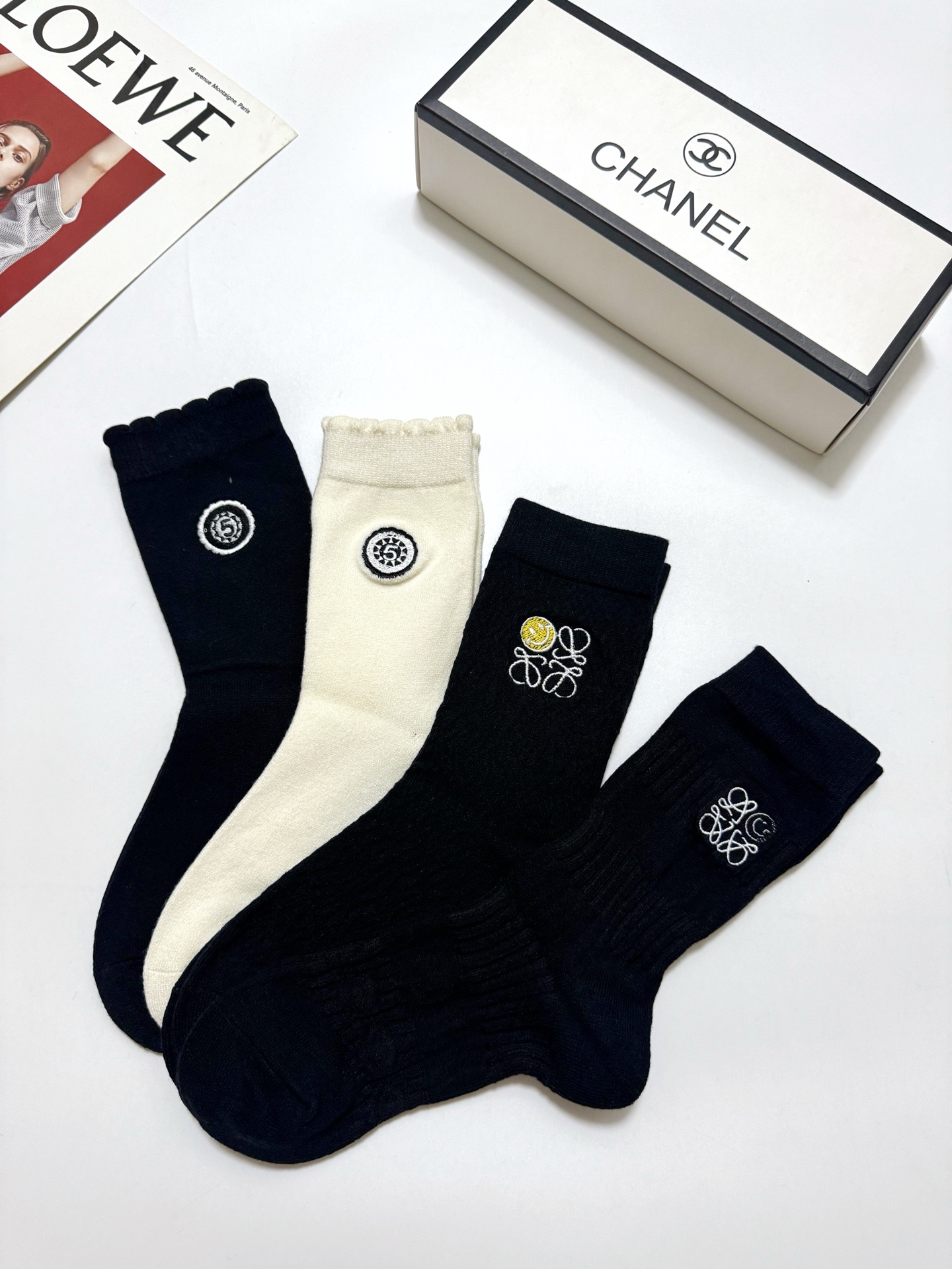 配包装 🌟【一盒4 双】 🌟Chanel 香奈儿/罗意威 经典字母logo 羊绒 中筒袜 ,ins超火爆短袜,软糯 配包装 🌟【一盒4 双】 🌟Chanel 香奈儿/罗意威 经典字母logo 羊绒 中筒袜 ,ins超火爆短袜,软糯